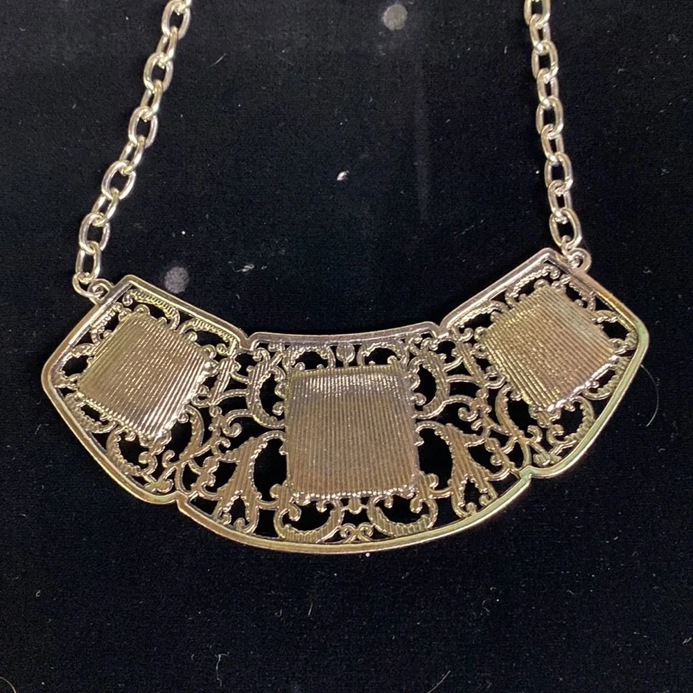 Silver tone and stone necklace 3/10$ - Picture 4 of 5